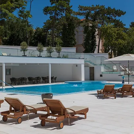 Boutique Esplanade Hotel 4*